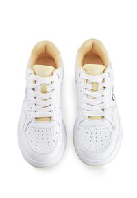 Witte sportschoenen met een gladde leren afwerking, geperforeerde neus en zachte gele mesh voering. Voorzien van witte veters en logodetail.