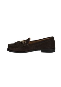 Bruine suède mocassins met kwastdetail en gouden hardwareaccenten. Lage zwarte rubberen zool. Heeft een klassiek mocassinontwerp en gestikte randen.