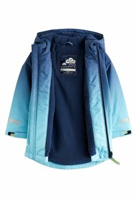 Veste imperméable bleue et turquoise avec une doublure en polaire, capuche ajustable et accents réfléchissants. Possède une fermeture zip et une étiquette intérieure.