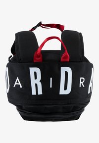 Rucsac negru cu accente roșii, dotat cu bretele de umăr căptușite și două mânere în partea superioară. Branding alb proeminent pe față și închidere cu fermoar.