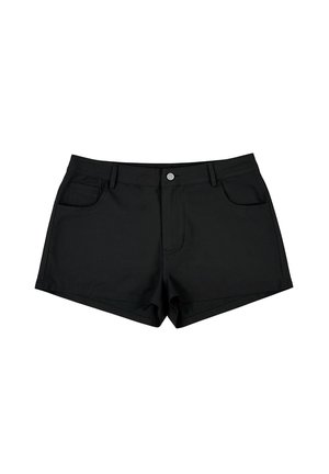 Pantalones cortos casual negros con trabillas para cinturón, botón frontal, cierre de cremallera y dos bolsillos delanteros sobre fondo blanco.