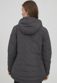 Grå isolert jakke med hette. Polstret tekstur, glidelås lukking og justerbare snorer. Enkel, funksjonell design egnet for kaldt vær.