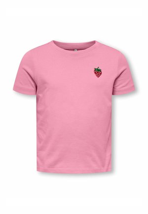 T-shirt rosa a maniche corte con scollo rotondo e piccola fragola rossa ricamata con foglie verdi sul lato sinistro del petto.