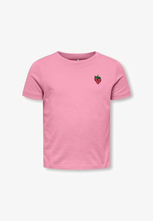 T-shirt rosa a maniche corte con scollo rotondo e piccola fragola rossa ricamata con foglie verdi sul lato sinistro del petto.