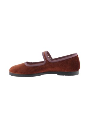Zapato Mary Jane de terciopelo marrón con ribete morado y una sola correa sobre el empeine, suela plana negra, vista lateral sobre fondo blanco.
