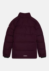 Bordo puffer jakna s visokim ovratnikom, quilted dizajnom, elastičnim manžetama i suptilnim logotipom na donjem rubu. Glatka tekstura.