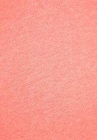 Korálová látka s měkkou texturou, s hladkým povrchem a jemnými barevnými variacemi. Vhodná pro neformální oděvy.