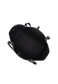 Borsa a tracolla nera in pelle con texture liscia, forma arrotondata, tasche interne e manici doppi. Design minimalista con accenti in hardware dorato.