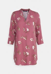 Lange mouw shirt in mauve met een bandkraag en knoopsluiting, voorzien van bloemen- en vlinderborduursels in gouden en witte accenten.