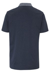 Dunkelblaues, kurzärmliges Poloshirt mit einem kontrastierenden hellblauen Kragen. Der Stoff fühlt sich glatt an und hat ein einfaches, sauberes Design.