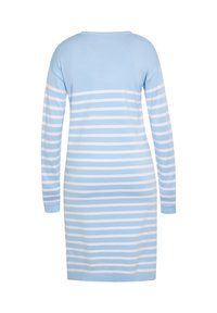 Vestito a maglione blu chiaro con strisce orizzontali bianche, maniche lunghe e scollatura rotonda, caratterizzato da una morbida texture a maglia e vestibilità ampia.
