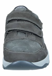 Chaussures en suede gris avec deux sangles Velcro ajustables, des coutures contrastantes et une zone de bout texturée. Elles comportent une semelle en caoutchouc légère.