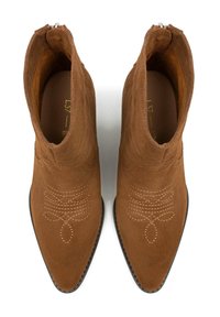 Stivaletti alla caviglia in suede marrone con punta affusolata, caratterizzati da motivi di cucitura decorativa e chiusura con zip sul retro. Suola piatta nera.