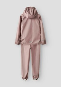 Rosa vanntett jakke med elastiske mansjetter og hette, sammen med matchende bukser med elastisk midje. Glatt tekstur, minimalistisk design, reflekterende detaljer.