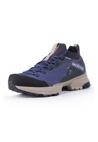 Chaussure de randonnée résistante à l'eau avec un dessus en maille bleu foncé, des accents gris, un système de laçage et une semelle extérieure en caoutchouc noir robuste.