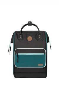 Schwarzer Rucksack mit tealfarbener Fronttasche, kontrastierenden hellblauen Reißverschlüssen und Lederakzenten. Verfügt über einen oberen Griff und ein Markenlogo-Patch.