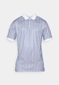 Polo com riscas em azul e branco, mangas curtas, colarinho branco, pala de botões, com um pequeno logótipo no peito. Tecido leve.