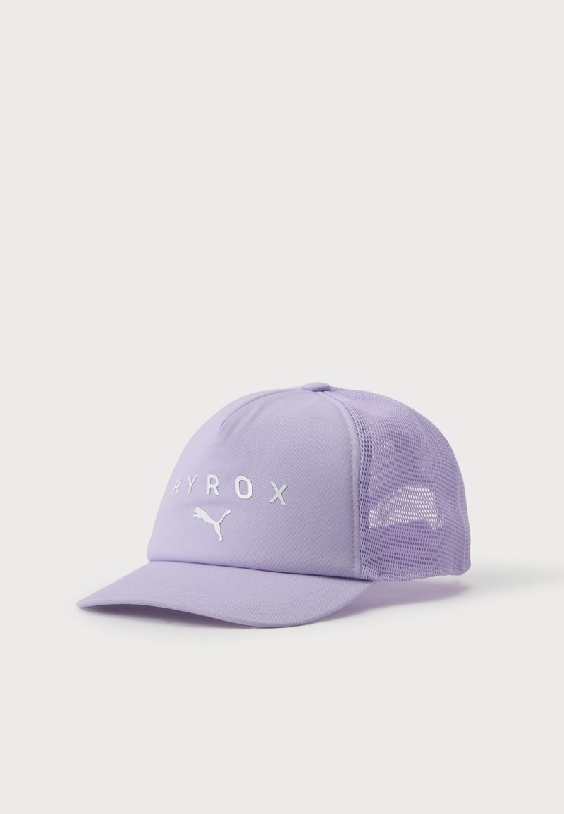 Ανοιχτό μωβ καπέλο baseball με δίχτυ, με "HYROX" και λογότυπο Puma σε λευκό μπροστά, εμφανίζεται σε λευκό φόντο.