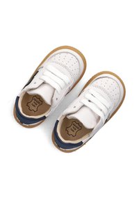 Weiße Leder-Sneaker mit perforierten Details, dunkelblauen Akzenten, cremefarbener Innenausstattung und brauner Gummisohle, ausgestattet mit weißen Schnürsenkeln zum Schließen.