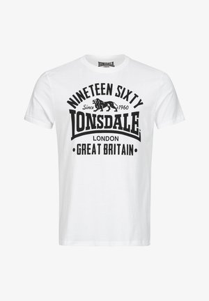 Balta kokvilnas T-krekls ar lielu melnu grafiku, kas ietver tekstu "Nineteen Sixty," lauvas logo un tekstu "Lonsdale London Great Britain."