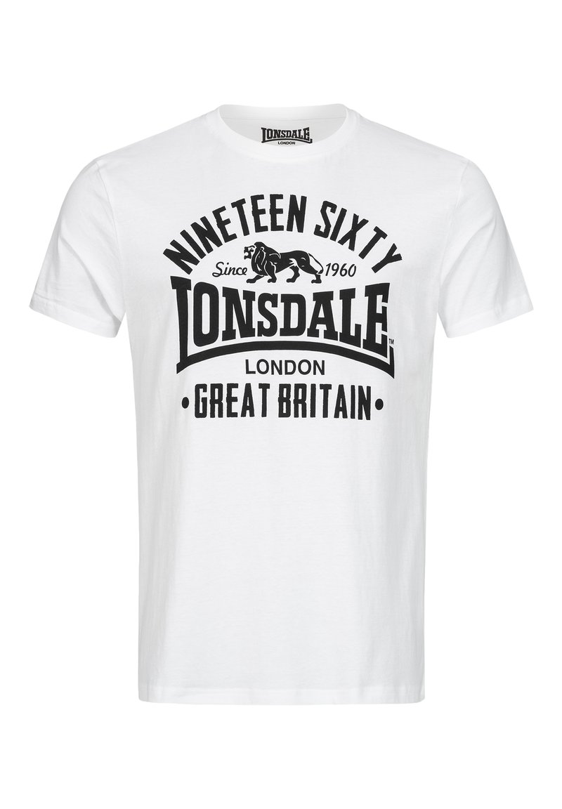 Fehér pamut póló, nagy fekete grafikával, amelyen a "Nineteen Sixty" szöveg, egy oroszlán logó és a "Lonsdale London Great Britain" felirat található.