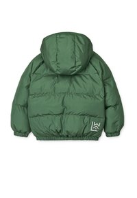 Veste matelassée verte avec capuche, présentant un design en quilté, des poignets et un ourlet élastiques, et un petit logo dans le coin inférieur.