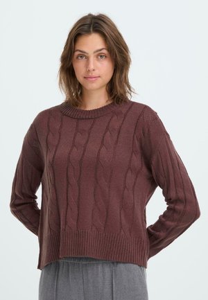 Burgunderfarbener Kabelstrickpullover mit ribbeligem Rundhalsausschnitt und langen Ärmeln, der strukturierte Muster und einen leicht verkürzten Saum aufweist.