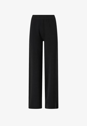 Czarne spodnie o szerokich nogawkach z elastycznym paskiem w talii, gładką teksturą, bez widocznych kieszeni ani zdobień.