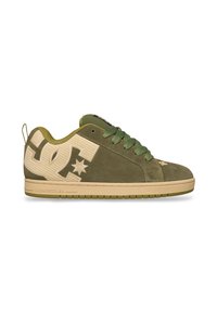 Χαμηλό sneaker ελιάς με μπεζ σόλα, πράσινα κορδόνια και μεγάλο λευκό λογότυπο DC στο πλάι.