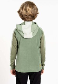 Grüne Fleecejacke mit Kapuze, mit kontrastierenden hellgrünen Akzenten und strukturiertem Finish. Logo auf der unteren rechten Seite.