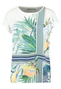 Blusa corta de manga corta blanca con hojas tropicales verdes, patrones florales azules y naranjas, y colibríes coloridos enmarcados por rayas azules.