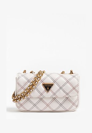 Biała pikowana torebka z czerwonym i czarnym przeszyciem, złotym łańcuszkiem oraz trójkątną naszywką z logo Guess na przedniej klapie.