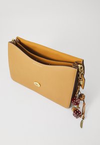 COACH RUNWAY CHAIN TABBY SHOULDER BAG 35 - Handtasche - honey brown