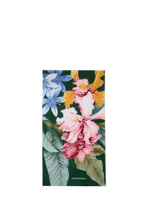 Toalla verde con grandes flores tropicales rosas, amarillas y azules y hojas verdes, con la marca "yamamay" en el centro inferior.