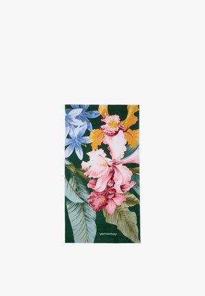 Toalla verde con grandes flores tropicales rosas, amarillas y azules y hojas verdes, con la marca "yamamay" en el centro inferior.