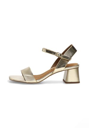 Sandalia dorada para mujer con punta abierta, tacón de bloque y correa ajustable en el tobillo con hebilla sobre fondo blanco.