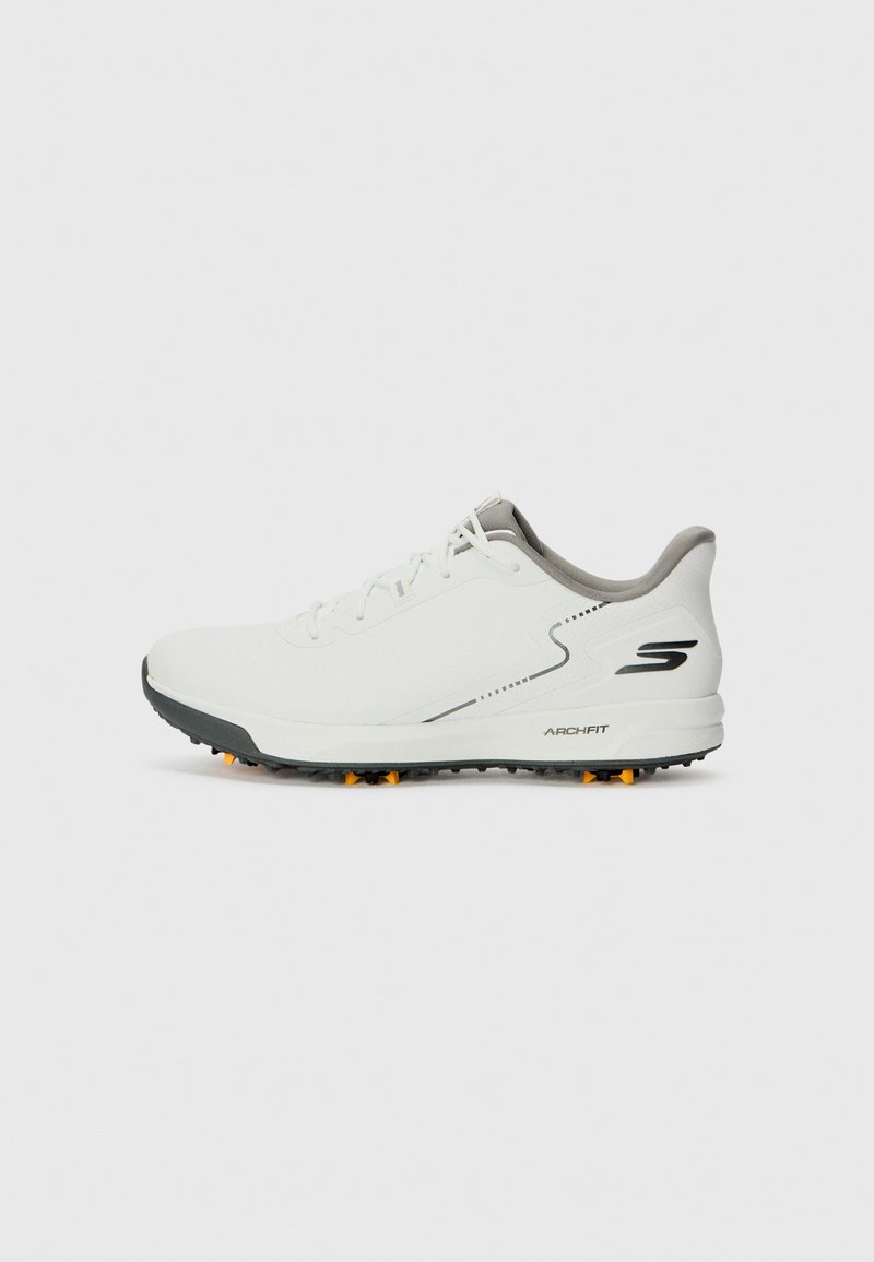 Baskets de sport blanches avec un dessus lisse, des accents gris et une semelle noire texturée dotée de pointes orange. Design léger axé sur le confort.