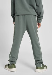 Hummel SET - Trainingspak - laurel wreath