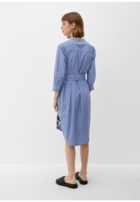 s.Oliver MIT ARTWORK - Robe chemise - blau