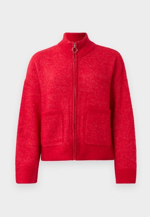 Cardigan zippé rouge avec col montant, deux poches avant, poignets et ourlet côtelés, présenté sur fond blanc uni.
