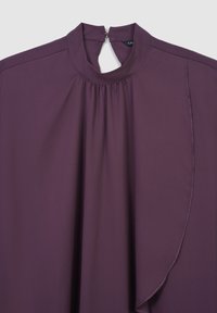 Lila Bluse mit hohem Kragen, Faltendetails und einem Schlüssellochverschluss auf der Rückseite. Hergestellt aus glattem Stoff mit einem drapierten Vorderdesign.
