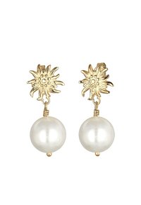 Goldene blumenförmige Steckerohrringe mit strukturiertem Design, an denen weiße kugelförmige Perlen hängen.