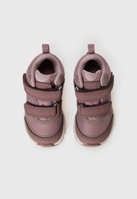 Sapatos roxos para crianças com duas tiras de Velcro ajustáveis, colarinho almofadado e sola texturizada. Construídos a partir de materiais sintéticos.