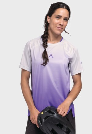 Lila Farbverlauf Radtrikot aus Netzgewebe, mit kurzen Ärmeln und rundem Kragen; getragen mit einem schwarzen Fahrradhelm, der in den Händen gehalten wird.