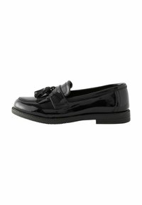 Mocasines de charol negro con detalle de borlas, punta redonda y suela de goma de bajo contraste, que cuentan con un acabado suave y brillante.