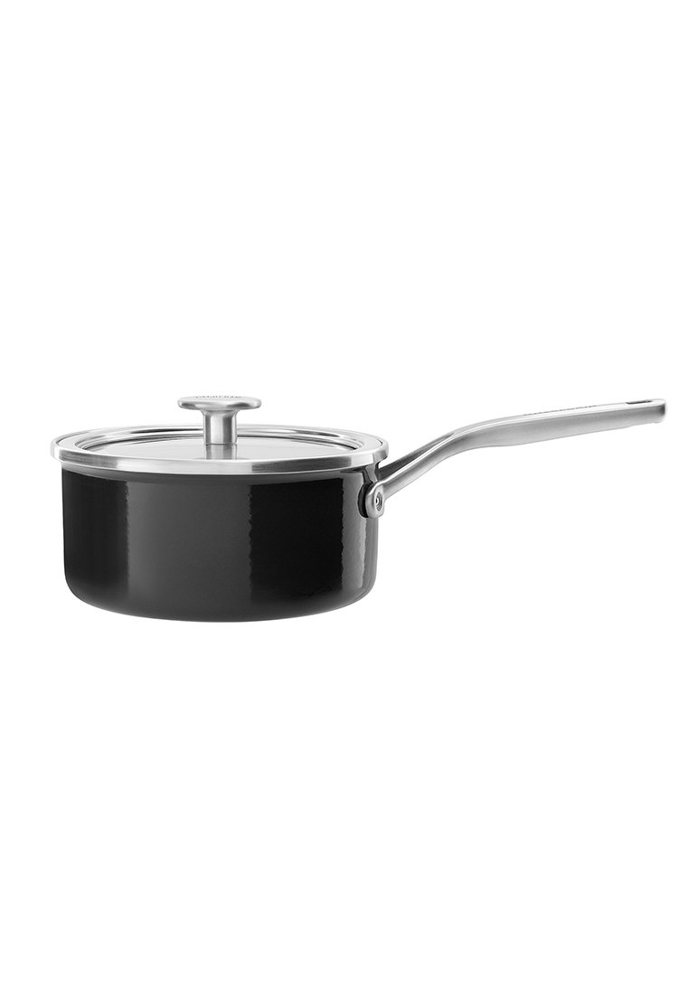 Casserole noire avec un manche et un couvercle en acier inoxydable. Fini lisse et brillant ; forme arrondie ; bouton en métal sur le couvercle. Convient à diverses tâches de cuisson.