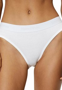 Wit katoenen bikini ondergoed met een zachte elastische tailleband waarop de tekst "Marc O'Polo" is gebosseld in een lichte grijstint.
