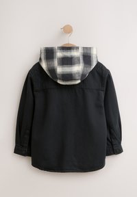 Giacca nera con fodera del cappuccio a quadri, polsini con bottoni, orlo leggermente curvo e tessuto liscio e strutturato.