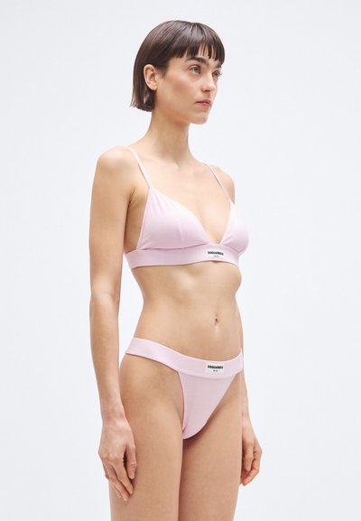 Set de lenjerie roz deschis format dintr-un sutien tip triunghi cu bretele subțiri și un tanga asortat cu talie elastică și detaliu cu logo.