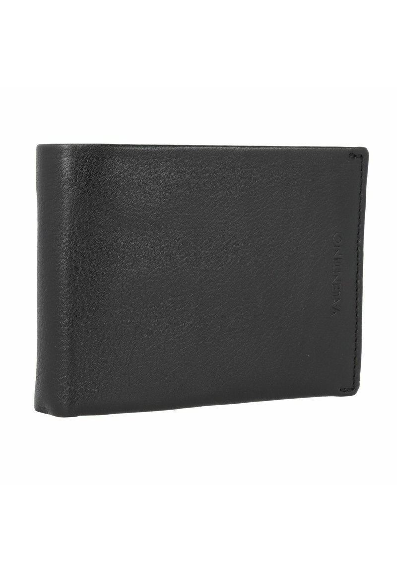 Czarny skórzany portfel o gładkiej fakturze, prostokątnym kształcie i przeszytych brzegach. Posiada subtelnie wytłoczone logo marki z boku.